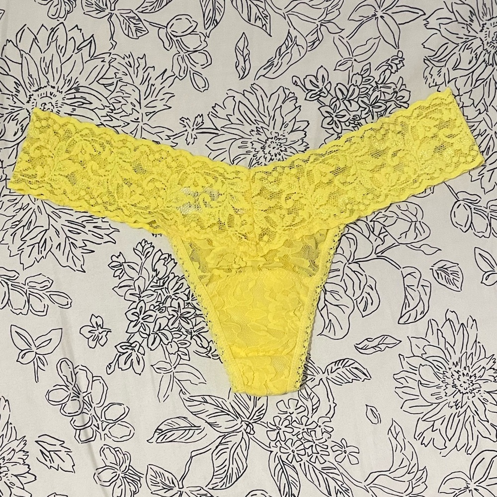 NWOT Hanky Panky Bright Yellow Signature Lace Low Rise Thong